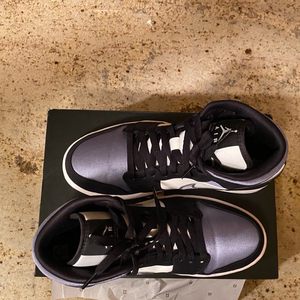 Jordan 1 mid. Size 10 women’s